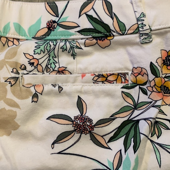 St. John’s Bay Gorgeous Floral Capris by St. John’s Bay Size 12P - Picture 9 of 10